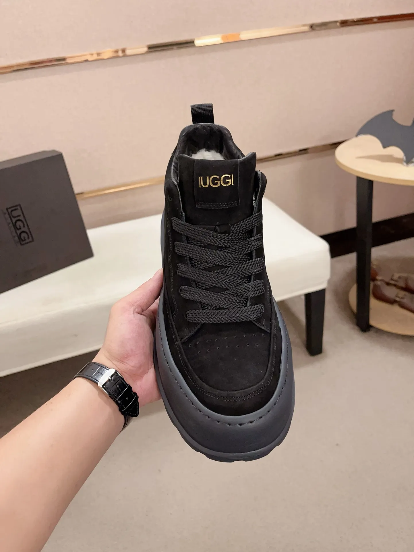 Factory price: 800💰North American men's shoes Ugg ☃️In the special sale of new high-quality men's shoes snow boots in autumn and winter, the nemesis of extreme cold weather! Made of cowhide leather, merino wool lining, and original outsole, whether driving, outdoor or daily wear, there is always one that suits you! Code number 39-44